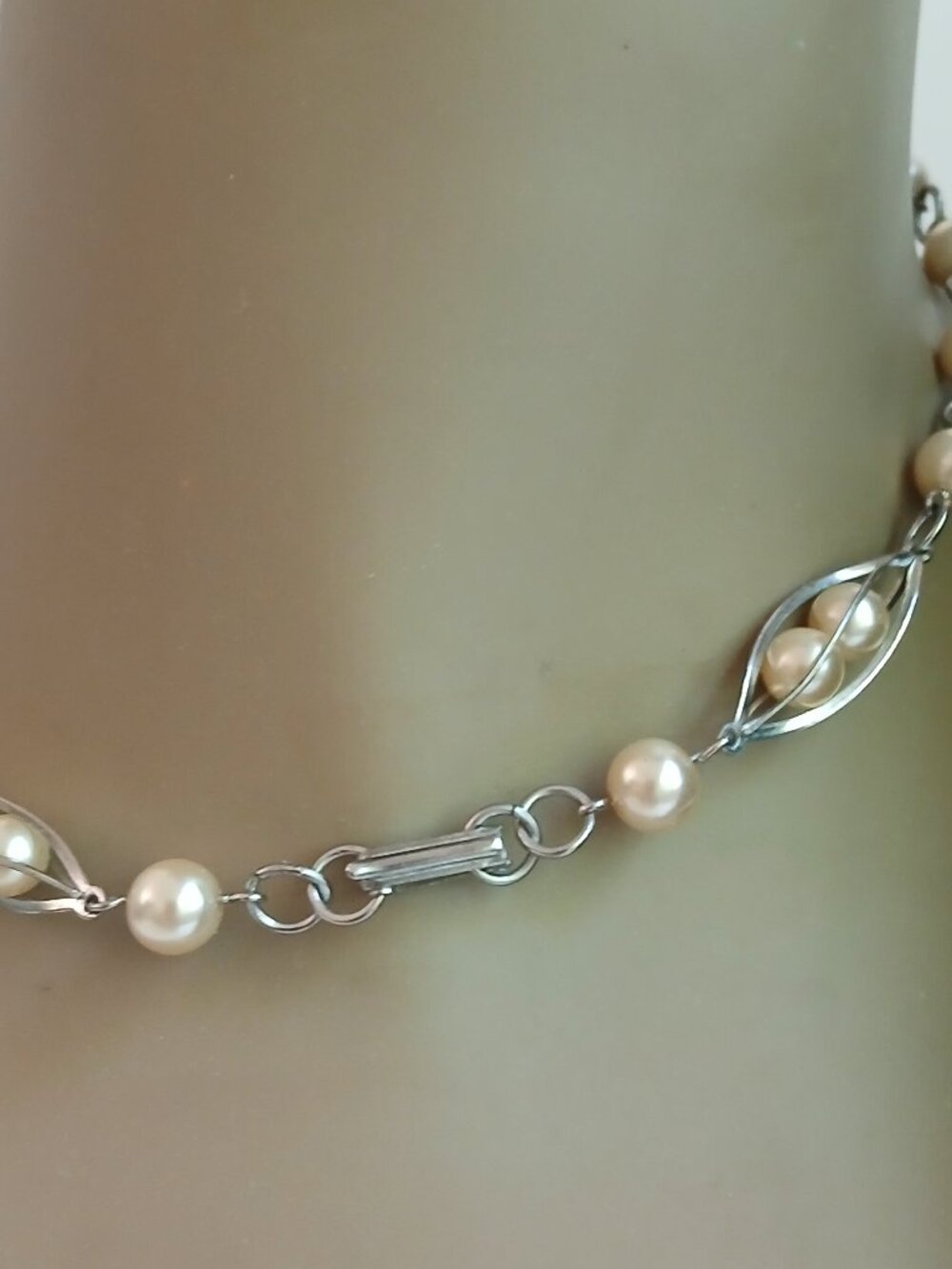 Vintage 50'/60's MCM Faux Pearl 15" Swirl Pod Choker & Screw Back Earring Set - Picture 5 of 11